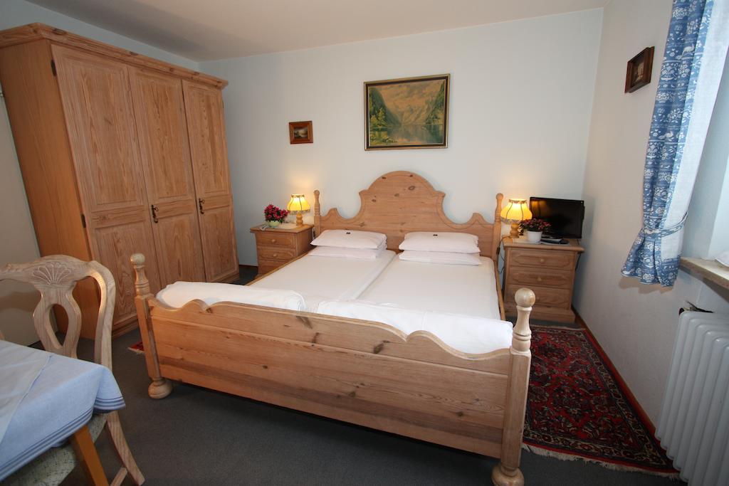 Haus Hollental Hotell Garmisch-Partenkirchen Rum bild